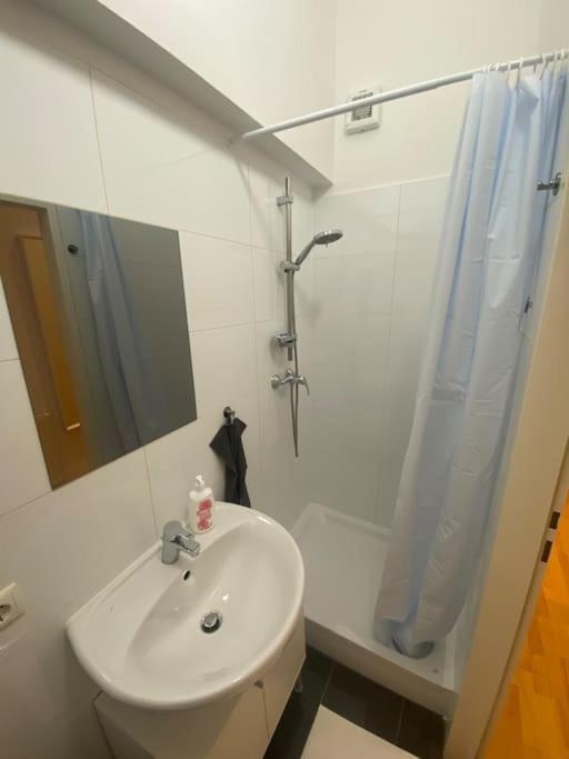 Cozy Appartm With + Airport/City Center Connection Apartment Vienna Exterior photo