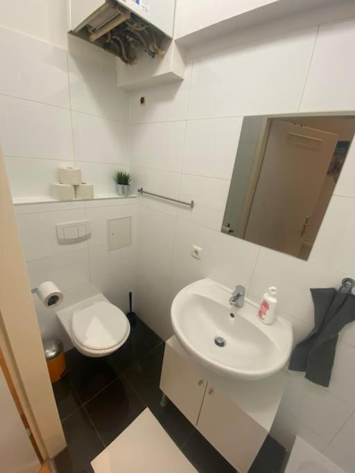 Cozy Appartm With + Airport/City Center Connection Apartment Vienna Exterior photo